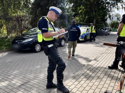 Samochód potrącił seniorkę na rowerze. Kobieta trafiła do szpitala