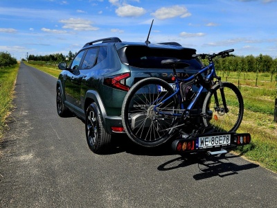 Nowa Dacia Duster 1.6 Hybrid 140 z bagażnikiem rowerowym. Ile pali i czy uchwyt z katalogu akcesoriów Dacii to dobry wybór?