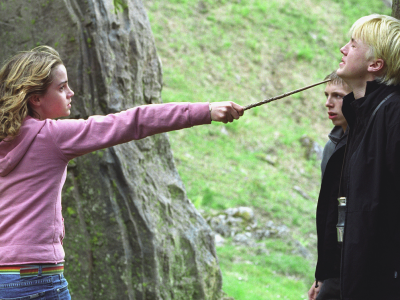 Hermiona i Draco przechadzają się po planie serialowego Harry’ego Pottera