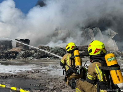 Pożar hali w Tarnowie opanowany. Na miejscu ponad 130 strażaków