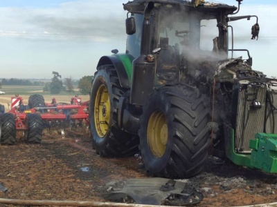 Traktor zapalił się w trakcie prac polowych. W akcji 4 zastępy strażaków
