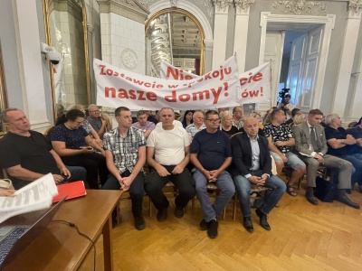 Były transparenty i głośne okrzyki – mieszkańcy protestują przeciw wschodniej obwodnicy Tarnowa