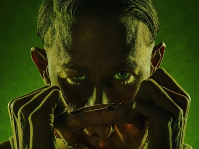 Mroczna antologia Netflixa powraca. Charlie Hunnam jako Ed Gein na pierwszym plakacie serialu