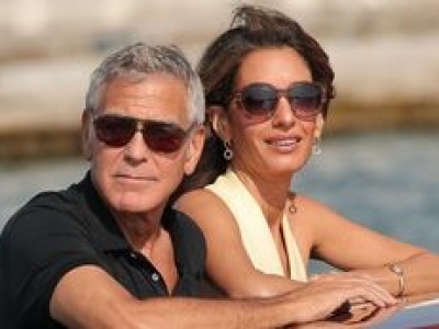 RZADKI WIDOK: George Clooney z żoną i DWÓJKĄ DZIECI na motorówce we Włoszech. Rodzice trzymają bliźnięta z dala od Hollywood