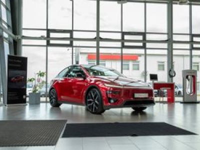 Tesla Model Y Performance wjechała do polskich salonów. 