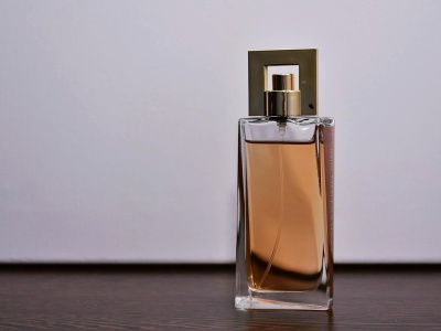 Jak dopasować francuskie perfumy lane do sukienki w zależności od pory roku?
