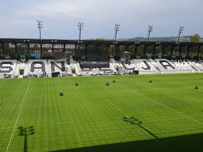 Autobusy dowiozą mieszkańców na otwarcie stadionu w Nowym Sączu. Gdzie zaparkować samochód?