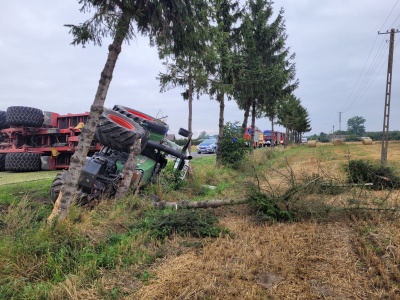 Przewrócony ciągnik rolniczy z przyczepą na DW182