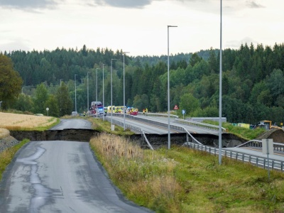 Osuwisko na najważniejszej drodze w Norwegii. Zepchnęło auto do wody