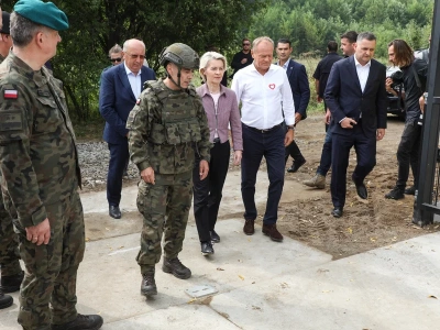 Tusk i von der Leyn na granicy z Białorusią. 