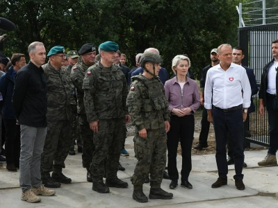 „Białoruscy żołnierze z długą bronią”. Tusk ujawnił wiadomość od ochrony. „Przeżyliśmy”