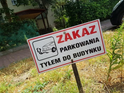 Stawiasz auto, a tam zakaz parkowania tyłem do budynku. Czy grozi za to mandat?