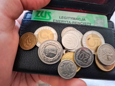 Pierwsze czternastki już na kontach seniorów. Wielu otrzyma tym razem mniej