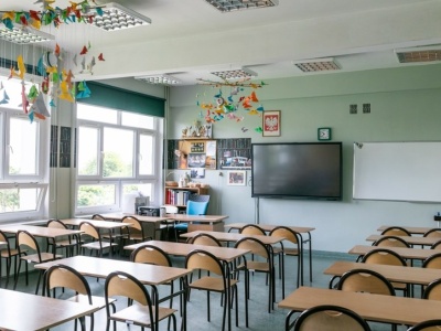 Pensje nauczycieli i woźnych prawie takie same. Różnica to zaledwie kilkaset złotych