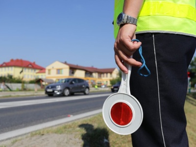 Policjanci pomagają dzieciom bezpiecznie dotrzeć do szkoły