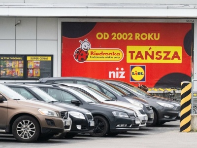 Wojna dyskontów ponownie w sądzie. Komornik wszedł do Biedronki