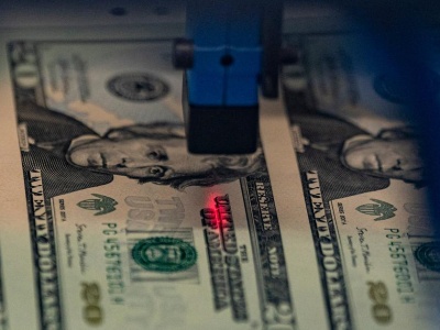 Dolar słabnie przed danymi z rynku pracy w USA. Euro i funt zyskują