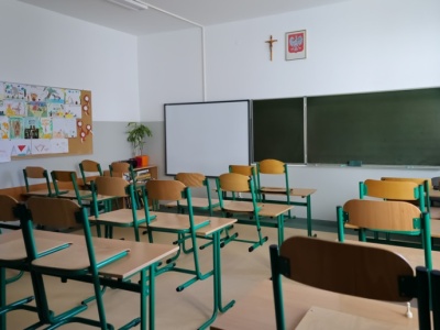Pensje w szkołach kontra kasy w marketach – różnice coraz mniejsze