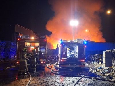 Pożar składowiska odpadów w Bełżycach. Sytuacja opanowana, ale akcja strażaków wciąż trwa. Dogaszanie może zająć nawet dwa dni