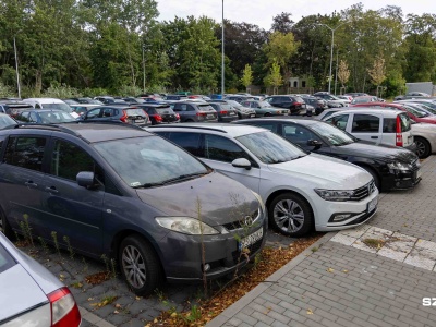Przepełniony parking przy dworcu w Dąbiu. ZDiTM odpowiada
