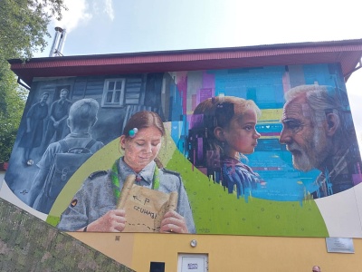 W Szkole Podstawowej nr 2 w Kamionce Wielkiej powstał mural z przesłaniem, który łączy pokolenia [ZDJĘCIA]