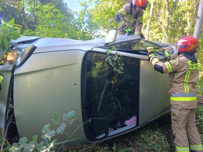 Auto stoczyło się do rowu i dachowało. Kierująca trafiła do szpitala