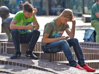 Zakaz używania telefonów komórkowych zauważalnie poprawia wyniki studentów [BADANIE]