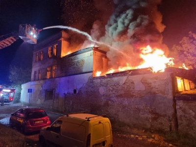 Pożar pustostanu w Nysie. Podpalenie prawdopodobną przyczyną