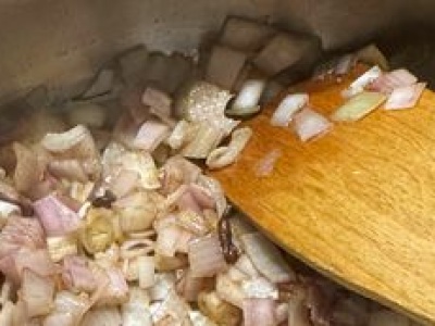 Jedz, a nie staniesz się przekąską dla komarów. Te produkty je zniechęcają