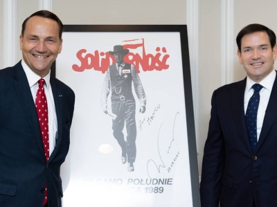 Radosław Sikorski spotkał się z Marco Rubio. Wręczył mu symboliczny prezent