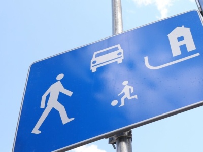 Za tym znakiem obowiązują trzy ważne zasady. Można stracić auto