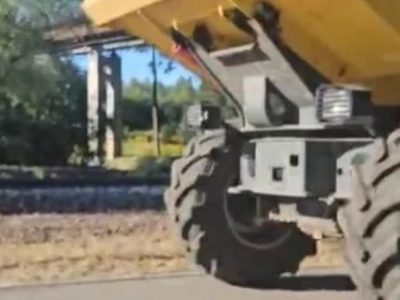 Wykonawca inwestycji kolejowej jeździł ciężkim sprzętem po velostradzie. Ten sam, który wcześniej wysypywał na nią ziemię