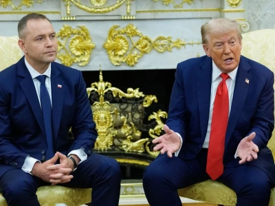 Ekspert wziął pod lupę zachowanie Nawrockiego podczas wizyty u Trumpa Ten gest zwrócił uwagę