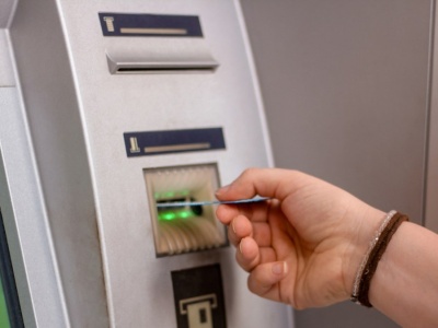 Banki podnoszą opłaty. Klienci zapłacą więcej za karty i wypłaty z bankomatów?