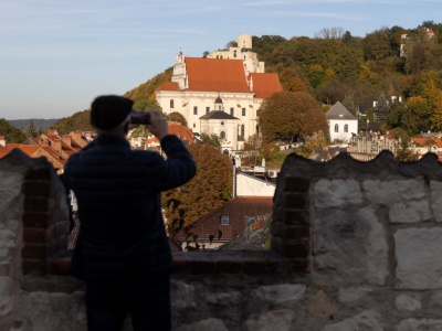 Tężnie, bryczki i ciche szlaki. To najlepsze miejsca na jesienny wypad dla seniorów