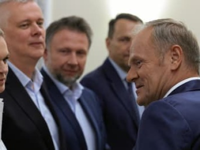 Trzech mężczyzn w studiu i owulacja. Przed czym stchórzyli rządzący?
