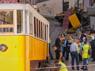 Trzylatek przeżył tragedię w Lizbonie. Nie chce opuścić policjanta