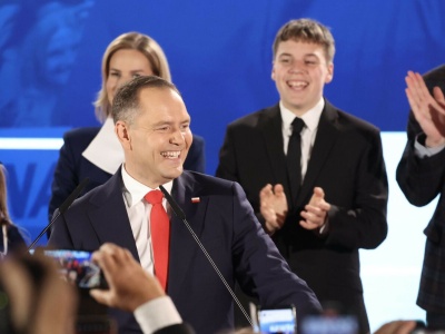 Oczy wszystkich zwrócone były na dzieci Nawrockiego. Syn wykonał ZNACZACY gest