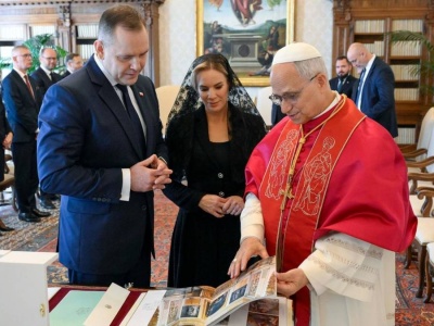 Prezydent spotkał się z Leonem XIV. Przekazał papieżowi wyjątkowy prezent