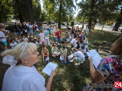 Narodowe Czytanie 2025. Wspólnie przeczytali fraszkę Kochanowskiego i posadzili drzewo [FOTO/VIDEO]