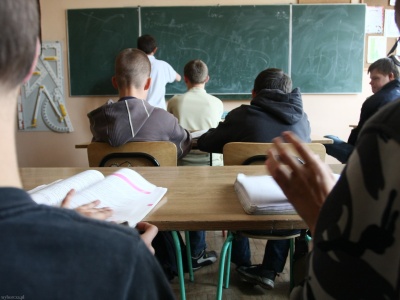 Czy nauczyciel może zabrać telefon? Uczniowie czują się bezkarni, a prawo jest po stronie szkoły