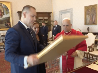Prezydent Nawrocki podarował papieżowi Leonowi wyjątkowy prezent spod Olsztyna