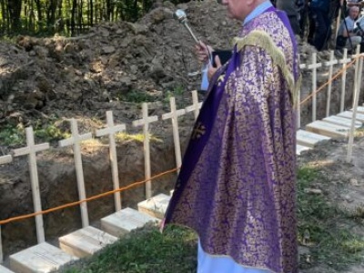 W Puźnikach trwają uroczystości pogrzebowe ofiar zbrodni wołyńskiej