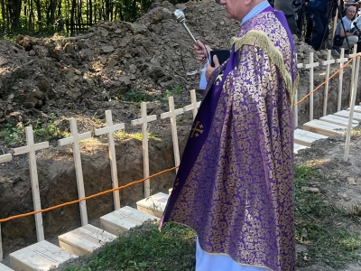Uroczysty pogrzeb ofiar UPA w Puźnikach na Ukrainie