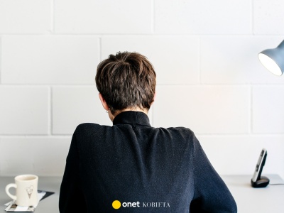 Zarabia więcej, niż jego ojciec po 30 latach pracy, a wciąż mieszka z rodzicami. 