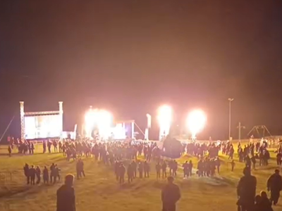 Motoparolotnie, fajerwerki i dźwięki skrzypiec. Festiwal Wiatru nad stokiem narciarskim w Unisławiu [wideo]