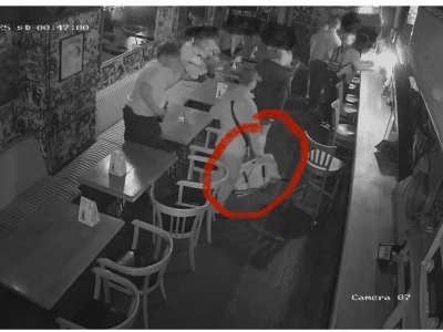 W pubie Carpenter Inn doszło do nieprzyjemnej sytuacji. Oto co uchwyciły kamery