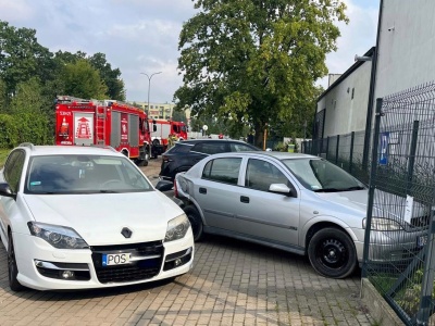 Wjechał w dwa zaparkowane auta. Kierowca uciekł pieszo (ZDJĘCIA)