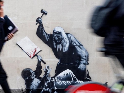 Banksy uderza młotkiem. Nowe dzieło na murach londyńskiego sądu wywołuje burzę