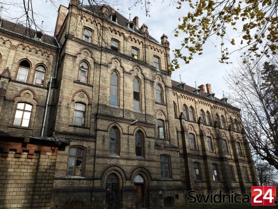 Zabytkowy szpital ma zostać zabezpieczony, a jego dach wyremontowany. Dotychczasowe próby sprzedaży gmachu zakończyły się fiaskiem